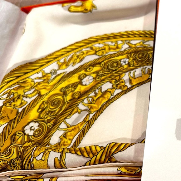 ššSOLDššVintage 1975 Design Hermes CarrĆ© Les Cavalierās Dāor Silk Scarf - Picture 1 of 15